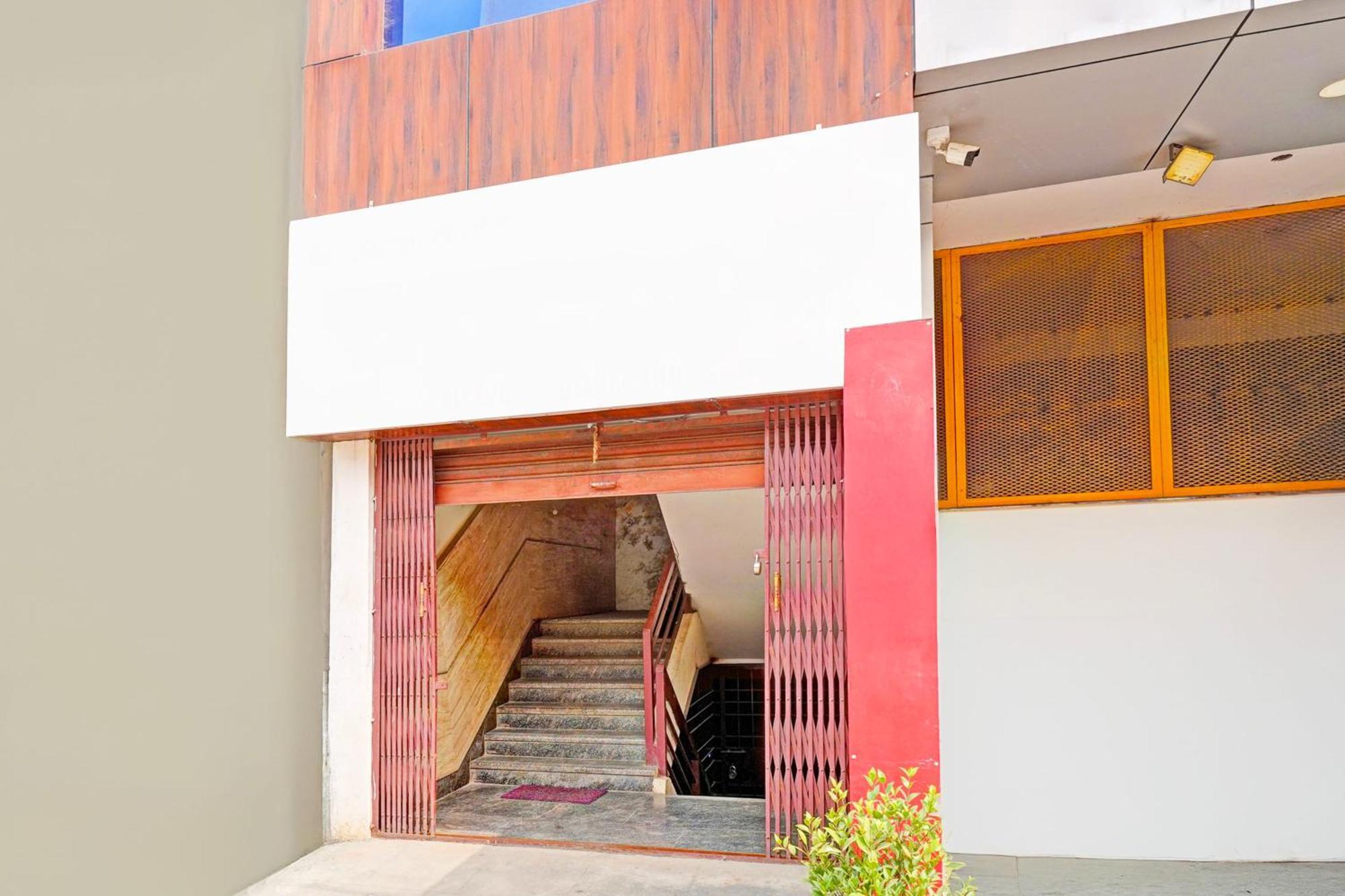 Super Hotel O Srigandhakavalu Formerly Chamundeshwari Lodging Jalahalli Bagian luar foto