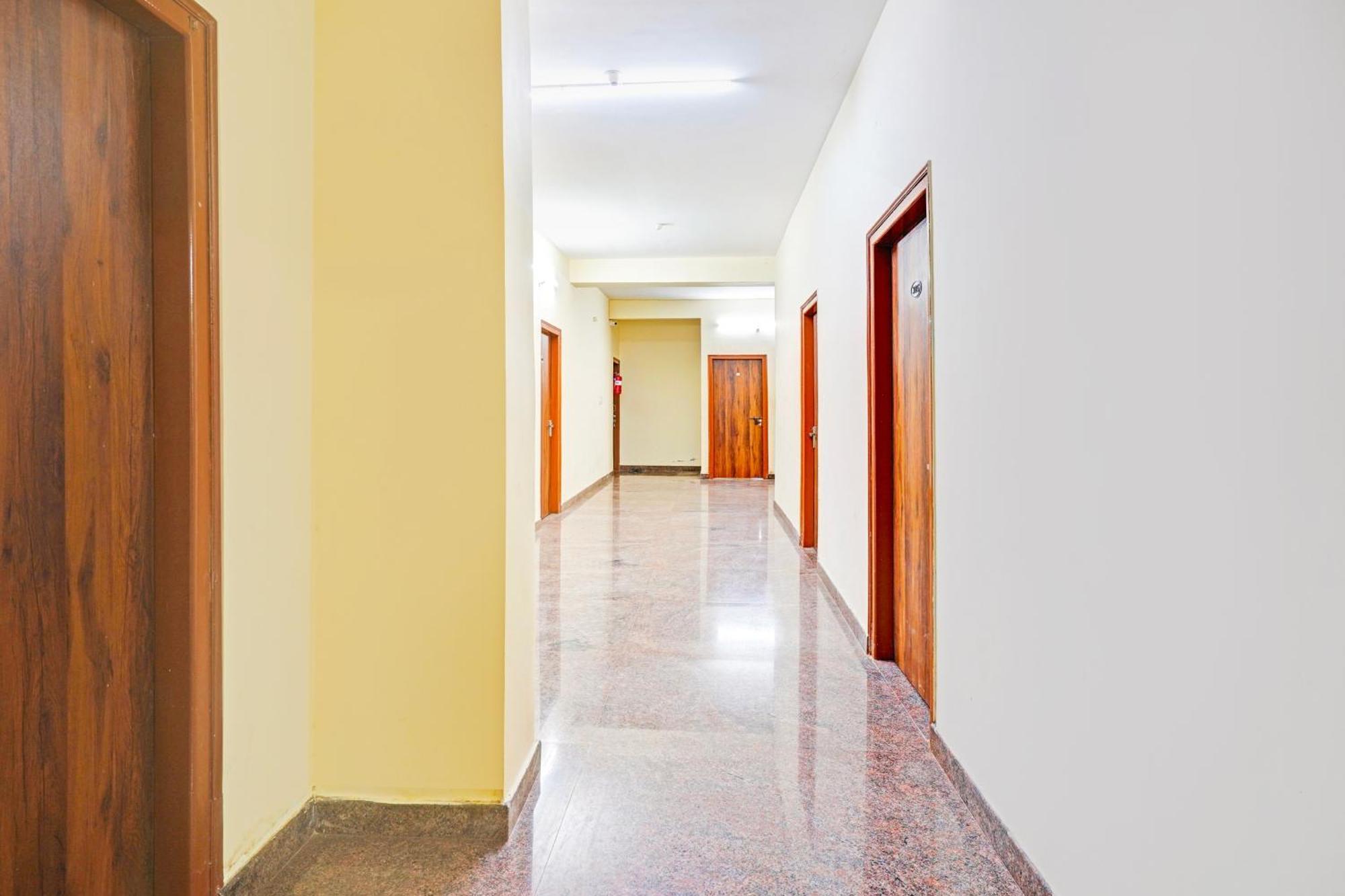 Super Hotel O Srigandhakavalu Formerly Chamundeshwari Lodging Jalahalli Bagian luar foto