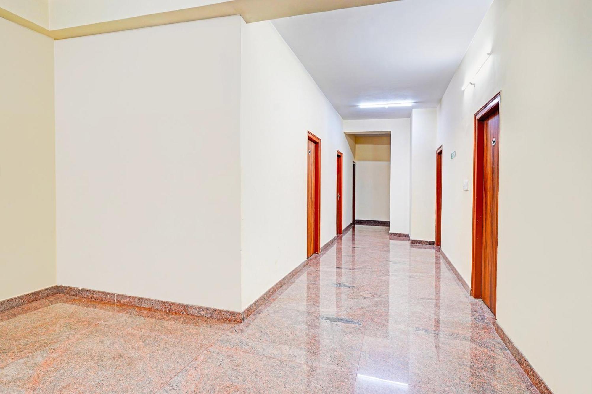 Super Hotel O Srigandhakavalu Formerly Chamundeshwari Lodging Jalahalli Bagian luar foto